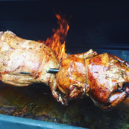 kančí kýta a krůta na grillu.jpg
