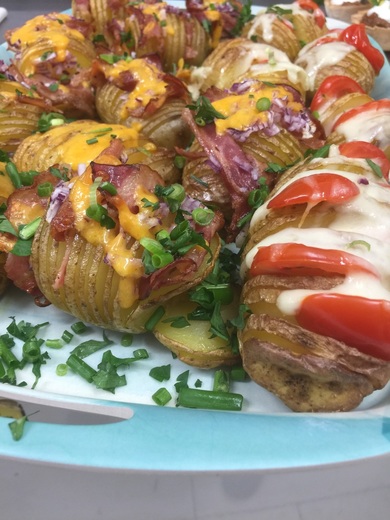 ŠVÉDSKÉ PEČENÉ BRAMBORY HASSELBACK.jpeg