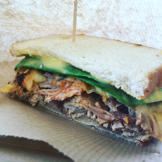 Vepřový sandwich s kimcho majonézou a kimchi salátkem