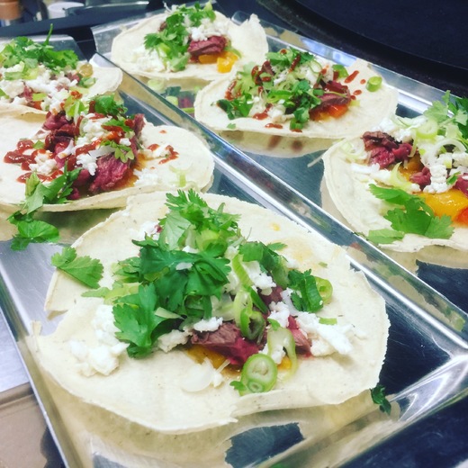 Taco s hovězím pupkem a paprikovou tapenádou